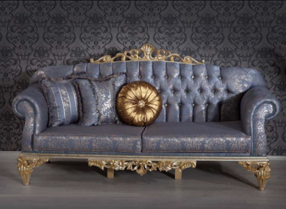 Anspruchsvolles klassisches Sofa im Chesterfield-Design für das Wohnzimmer mit goldenen Kissen